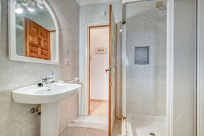 Shower, towels - Villa 'Ángela' with Sea View, Wi-Fi and Air Conditioning (Dénia)