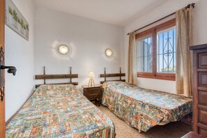 5 bedrooms, iron/ironing board, free WiFi, bed sheets