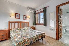 5 bedrooms, iron/ironing board, free WiFi, bed sheets - Villa 'Ángela' with Sea View, Wi-Fi and Air Conditioning (Dénia)