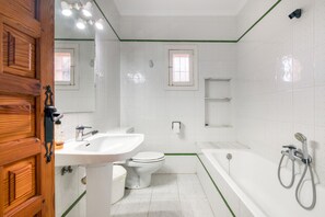 Shower, towels - Villa 'Ángela' with Sea View, Wi-Fi and Air Conditioning (Dénia)