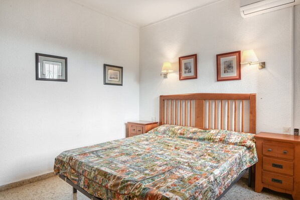 5 bedrooms, iron/ironing board, free WiFi, bed sheets