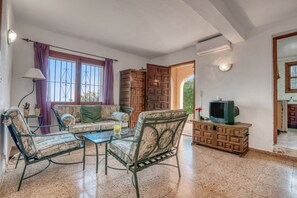 TV - Villa 'Ángela' with Sea View, Wi-Fi and Air Conditioning (Dénia)