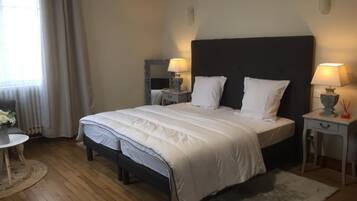 6 bedrooms, iron/ironing board, free WiFi