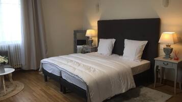 6 bedrooms, iron/ironing board, free WiFi