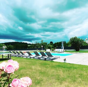 Property grounds - Villa 'Bienvenue A La Saone' with Private Pool, Shared Terrace and Wi-Fi (Montureux-lès-Baulay)