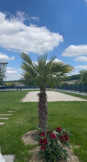 Property grounds - Villa 'Bienvenue A La Saone' with Private Pool, Shared Terrace and Wi-Fi (Montureux-lès-Baulay)