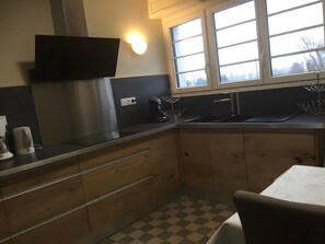 Geladeira, micro-ondas, fogão, cooktop