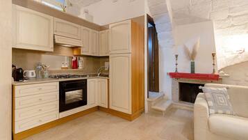 Jääkaappi, uuni, liesi, kahvin-/teenkeitin