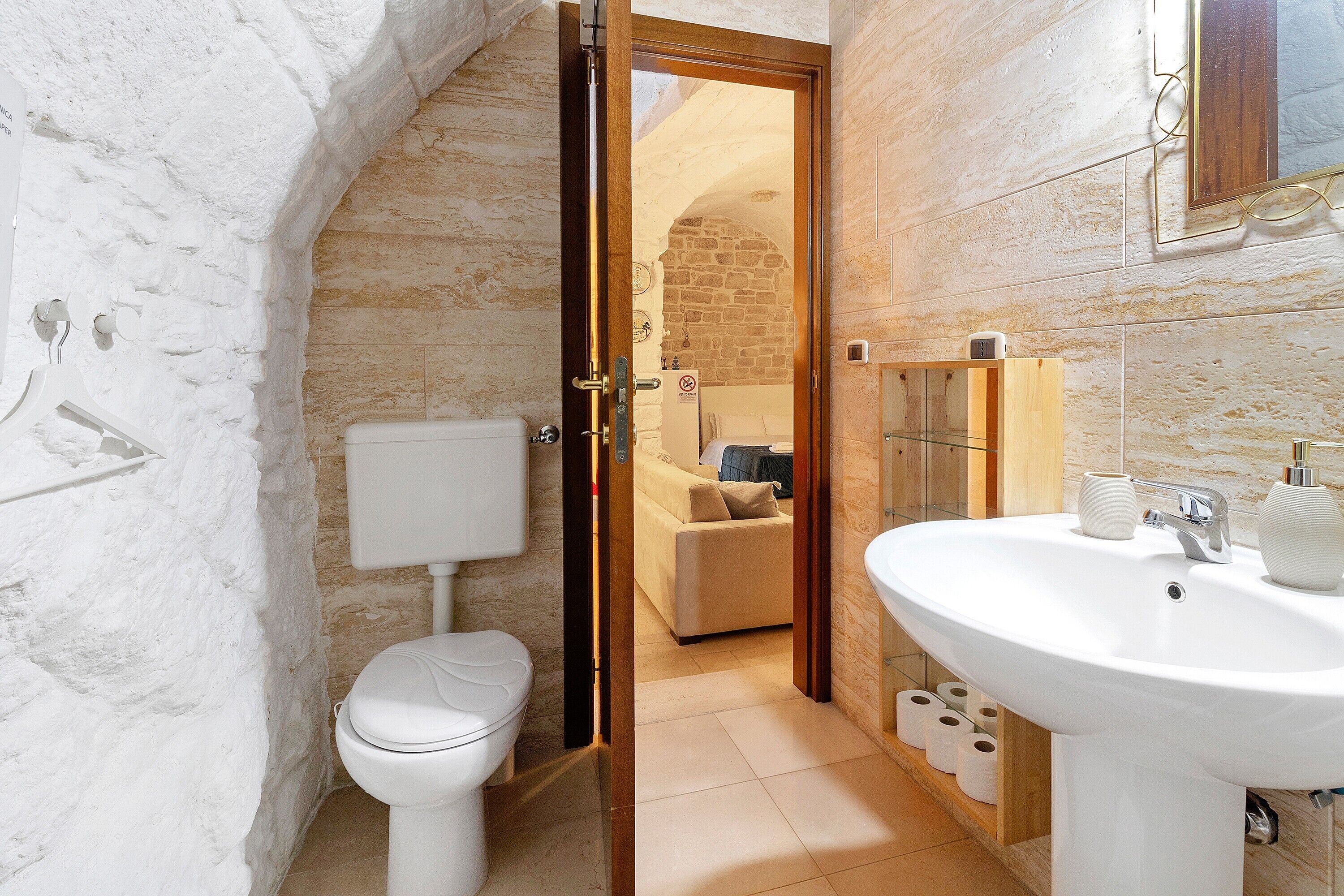 Douche, sèche-cheveux, serviettes fournies