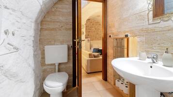 Douche, sĂšche-cheveux, serviettes fournies