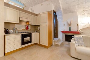 Fridge, oven, stovetop, coffee/tea maker