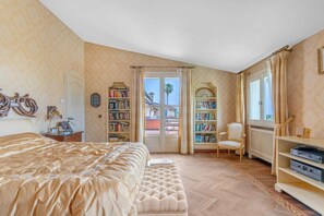 7 bedrooms, iron/ironing board, WiFi, bed sheets