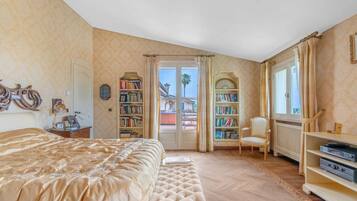 5 bedrooms, desk, iron/ironing board, WiFi