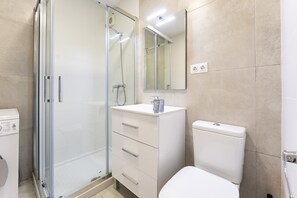 Douche, séchoir à cheveux, serviettes fournies