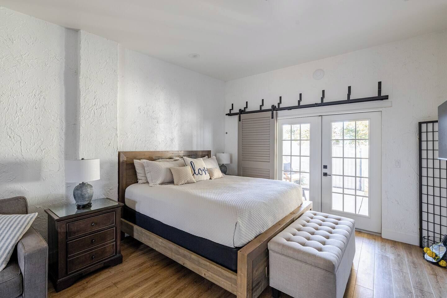 Tabla de planchar con plancha, cuna de viaje, wifi gratis y ropa de cama