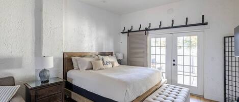 Tabla de planchar con plancha, cuna de viaje, wifi gratis y ropa de cama