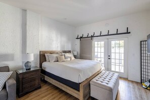 Iron/ironing board, travel cot, free WiFi, bed sheets - Pool, Pickleball, Spa - Serene Studio (St. George)