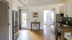 コーヒー / ティーメーカー、冷蔵庫、電子レンジ、食器洗い機