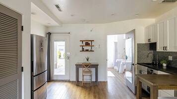 Kühlschrank, Mikrowelle, Geschirrspüler