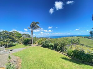 Property grounds - Hillside Barn - Just Minutes from The Beach (Cable Bay)