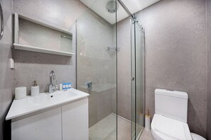 Douche, sèche-cheveux, serviettes fournies, savon