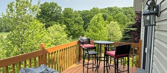 Golf course home minutes from downtown Bellaire and Shorts; Sleeps 10
