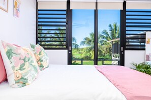 3 quartos, escrivaninha, ferros/tábuas de passar roupa