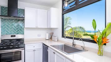 Geladeira, micro-ondas, fogão, cooktop