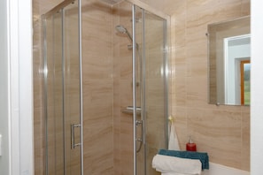 Douche, séchoir à cheveux, serviettes fournies