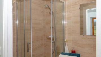 Een douche, een haardroger, handdoeken