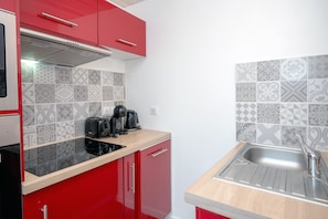 Réfrigérateur, four à micro-ondes, un four, surface de cuisson