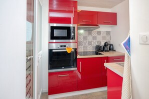 Refrigerador, microondas, horno, placa de cocina