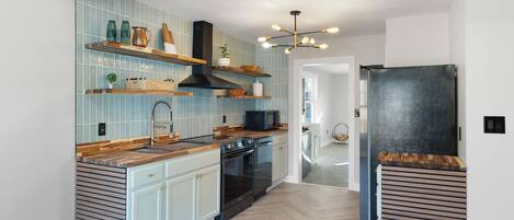 Jääkaappi, mikroaaltouuni, uuni, liesi