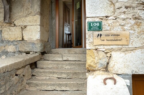 Appartement 'Les Hirondelles' avec vue sur montagne, terrasse privée et jardin privé