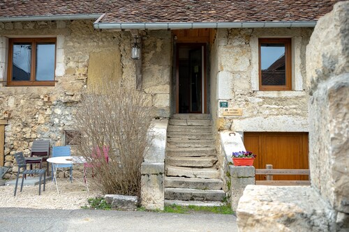 Appartement 'Les Hirondelles' avec vue sur montagne, terrasse privée et jardin privé