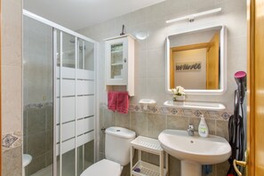 Chuveiro, secador de cabelo, toalhas de banho