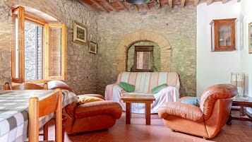 Een televisie en een open haard