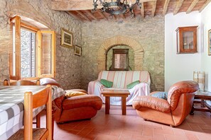 Een televisie en een open haard