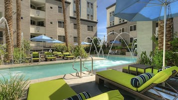 Una piscina techada, una piscina al aire libre