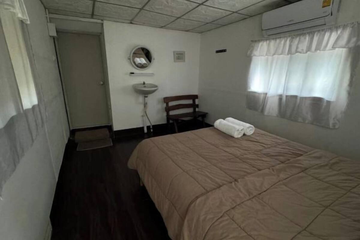 1 bedroom, desk, free WiFi, bed sheets