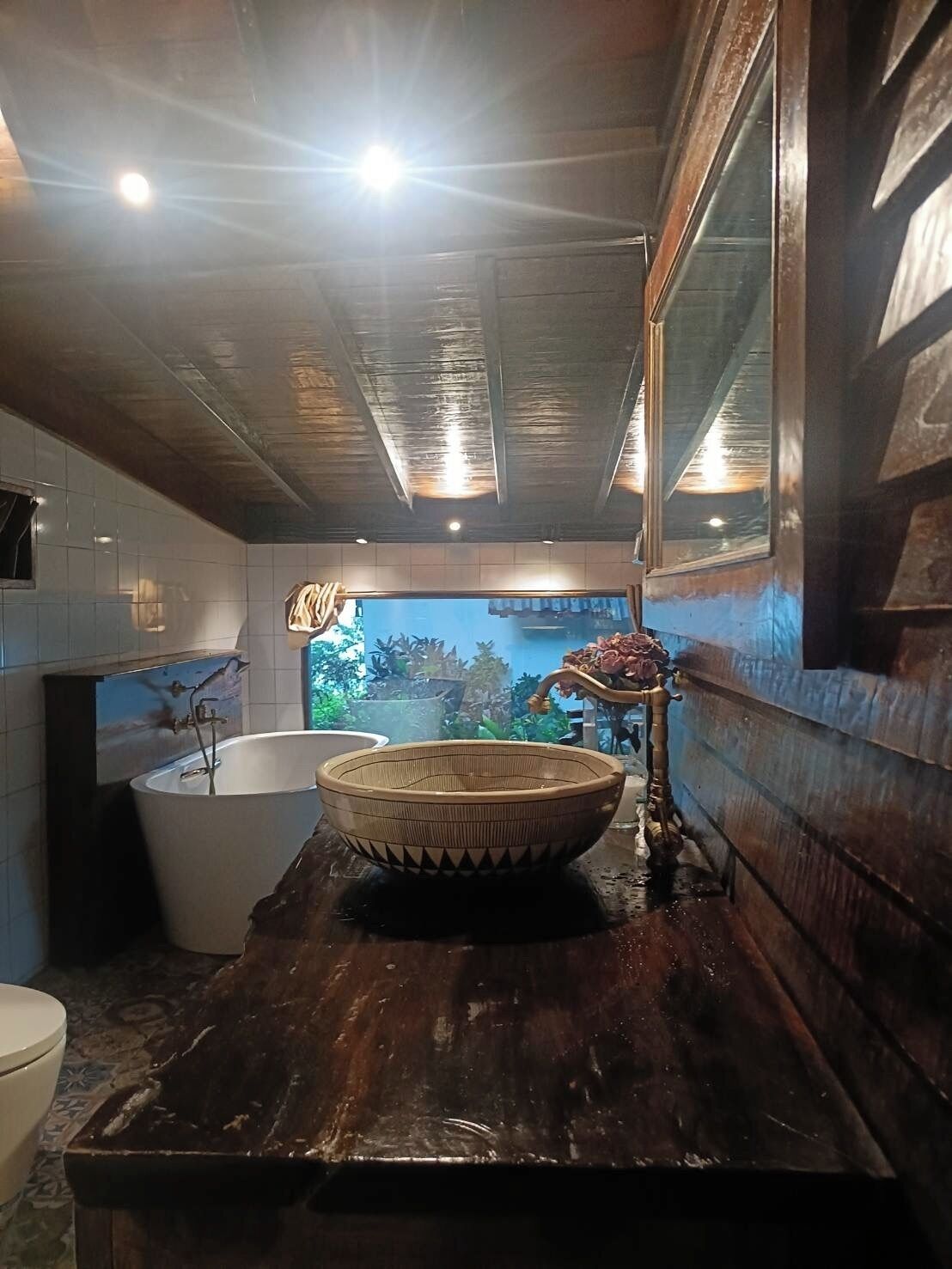 Junior Suite | Banheiro | Chuveiro, toalhas de banho, papel higiênico 
