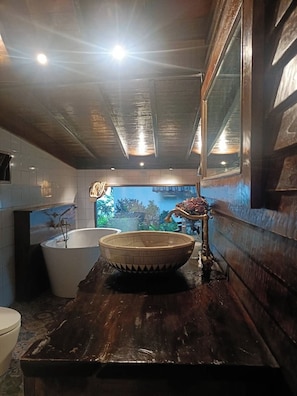 Junior Suite | Bathroom | Shower, towels, toilet paper
