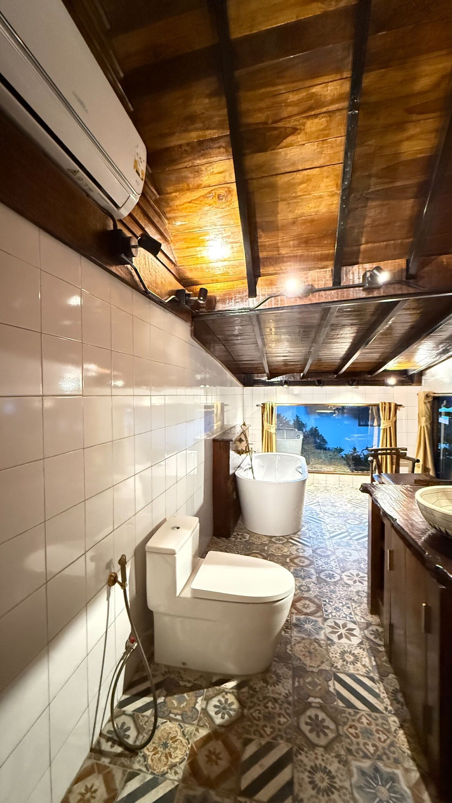 Junior Suite | Bathroom | Shower, towels, toilet paper