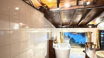 Junior Suite | Bathroom | Shower, towels, toilet paper