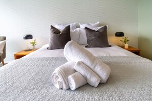 2 habitaciones, escritorio, tabla de planchar con plancha y wifi gratis 
