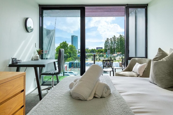 2 habitaciones, escritorio, tabla de planchar con plancha y wifi gratis