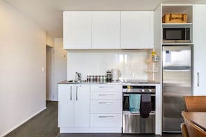 Refrigerador, microondas, horno, placa de cocina