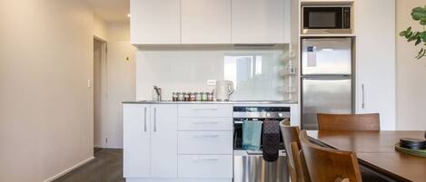 冷蔵庫、電子レンジ、オーブン、コンロ