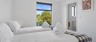 Sanctuary in St Albans: Chic 2-Bedroom Retreat