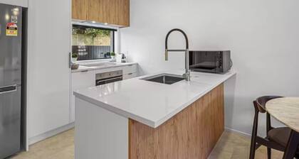 Sanctuary in St Albans: Chic 2-Bedroom Retreat